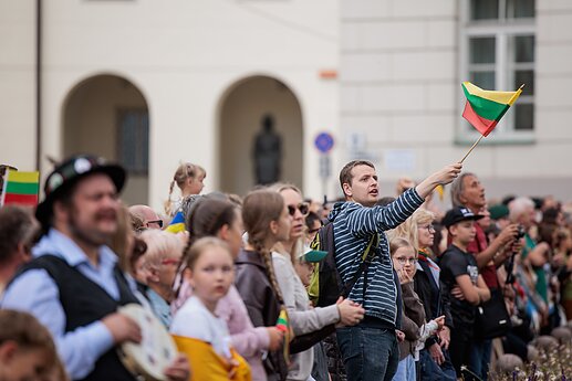 Liepos 6-osios proga Daukanto aikštėje vyko vėliavų pakėlimo ceremonija
