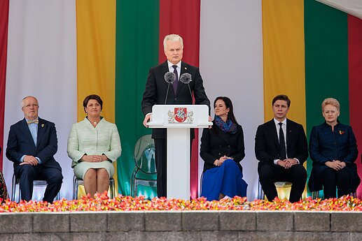 Liepos 6-osios proga Daukanto aikštėje vyko vėliavų pakėlimo ceremonija