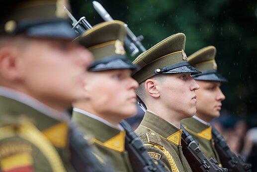 Liepos 6-osios proga Daukanto aikštėje vyko vėliavų pakėlimo ceremonija