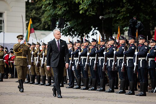 Liepos 6-osios proga Daukanto aikštėje vyko vėliavų pakėlimo ceremonija