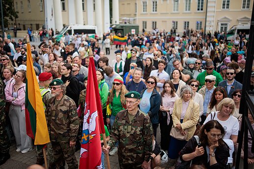 Liepos 6-osios proga Daukanto aikštėje vyko vėliavų pakėlimo ceremonija