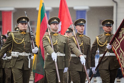 Liepos 6-osios proga Daukanto aikštėje vyko vėliavų pakėlimo ceremonija