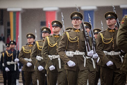 Liepos 6-osios proga Daukanto aikštėje vyko vėliavų pakėlimo ceremonija