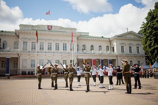 Liepos 6-osios proga Daukanto aikštėje vyko vėliavų pakėlimo ceremonija