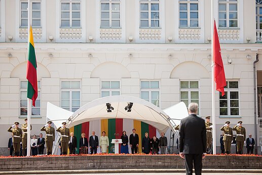 Liepos 6-osios proga Daukanto aikštėje vyko vėliavų pakėlimo ceremonija