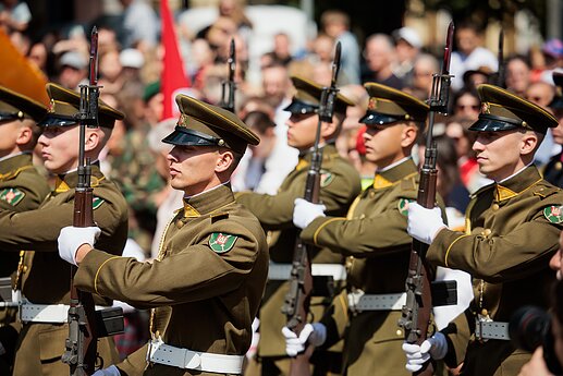 Liepos 6-osios proga Daukanto aikštėje vyko vėliavų pakėlimo ceremonija