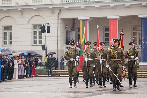 Liepos 6-osios proga Daukanto aikštėje vyko vėliavų pakėlimo ceremonija