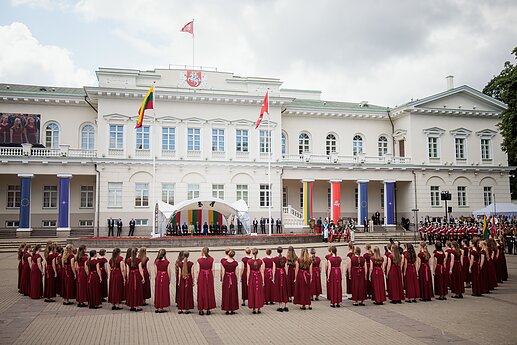 Liepos 6-osios proga Daukanto aikštėje vyko vėliavų pakėlimo ceremonija