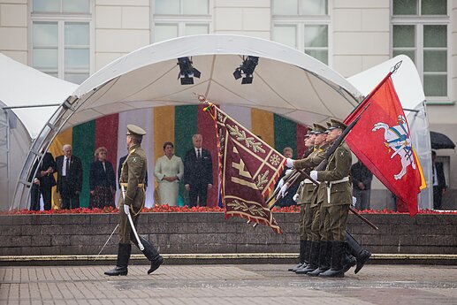 Liepos 6-osios proga Daukanto aikštėje vyko vėliavų pakėlimo ceremonija