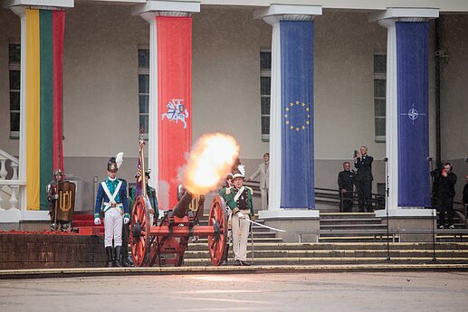 Liepos 6-osios proga Daukanto aikštėje vyko vėliavų pakėlimo ceremonija