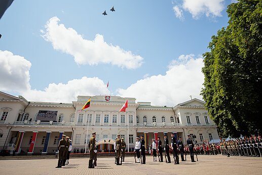 Liepos 6-osios proga Daukanto aikštėje vyko vėliavų pakėlimo ceremonija