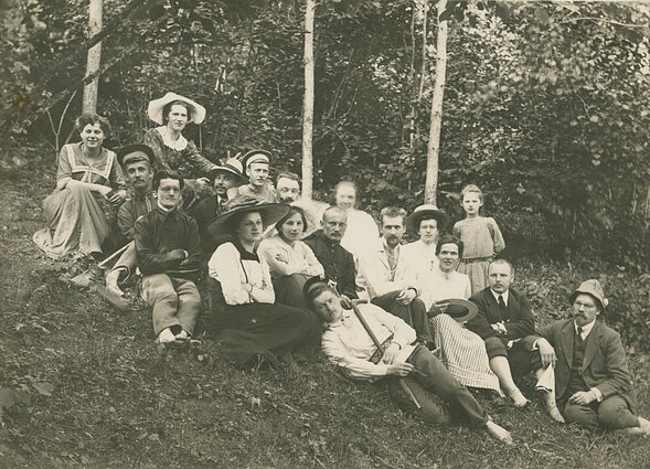 Signataras J. Šaulys (antroje eilėje iš dešinės) su grupe lietuvių inteligentų iškyloje Vilniaus apylinkėse. 1912 m., LNM Signataras J. Šaulys (antroje eilėje iš dešinės) su grupe lietuvių inteligentų iškyloje Vilniaus apylinkėse. 1912 m., LNM