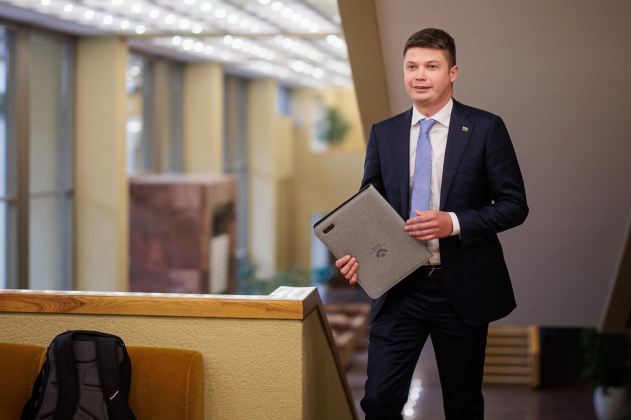 New minister says border guards should be allowed to use firearms against migrants