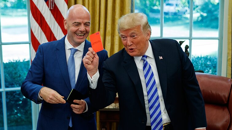 Aistros dėl raudonos kortelės nerimsta ir JAV pralaimėjus: didėja kritika FIFA prezidentui