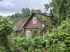 Vienas iš dviejų išlikusių, bet apleistų Skregždynės davatkyno namelių