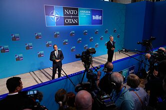 Premier Grecji Kyriakos Mitsotakis (po lewej) i prezydent Litwy Gitanas Nausėda rozmawiają z dziennikarzami po przybyciu na szczyt NATO w Ankarze