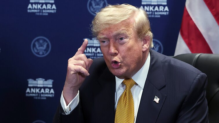„Siaubingas partneris“: ant Ispanijos pykstantis Trumpas nurodė nutraukti su ja prekybą