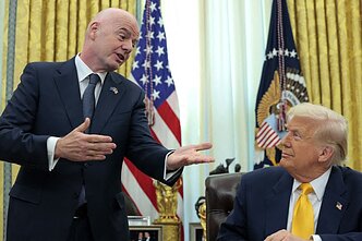 Vašingtonas 2025 m. kovo 7 d.: Tarptautinės futbolo federacijų asociacijos (FIFA) prezidentas Gianni Infantino šalia JAV prezidento Donaldo Trumpo, kai šis Ovaliajame kabinete Baltuosiuose rūmuose pasirašo vykdomąjį įsakymą, kuriuo įsteigė Baltųjų rūmų darbo grupę, skirtą 2026 m. pasaulio čempionatui