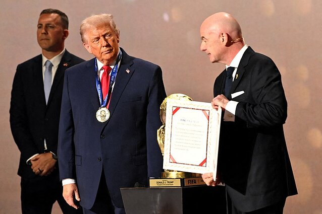 Vašingtonas 2025 m. gruodžio 5 d.: JAV prezidentas Donaldas Trumpas iš FIFA prezidento Gianni Infantino gauna FIFA taikos premiją per oficialų 2026 m. FIFA pasaulio čempionato burtų traukimą, vykusį Johno F. Kennedy scenos menų centre Vašingtone Vašingtonas 2025 m. gruodžio 5 d.: JAV prezidentas Donaldas Trumpas iš FIFA prezidento Gianni Infantino gauna FIFA taikos premiją per oficialų 2026 m. FIFA pasaulio čempionato burtų traukimą, vykusį Johno F. Kennedy scenos menų centre Vašingtone