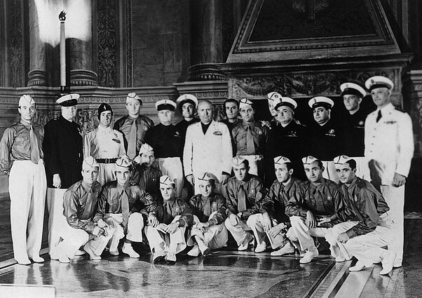 Benito Mussolini (viduryje, apsirengęs baltai) Venecijos rūmuose priima Italijos nacionalinę futbolo rinktinę, 1938 m. liepos 1 d. Romoje laimėjusią Pasaulio čempionatą Benito Mussolini (viduryje, apsirengęs baltai) Venecijos rūmuose priima Italijos nacionalinę futbolo rinktinę, 1938 m. liepos 1 d. Romoje laimėjusią Pasaulio čempionatą