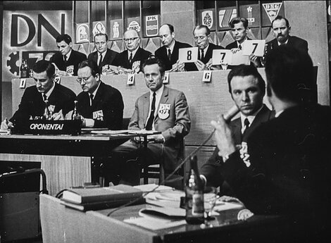 TV studijoje žurnalistas Rimvydas Kubilius (antras iš dešinės). Konkursas „DN-72“. 1972 m. 