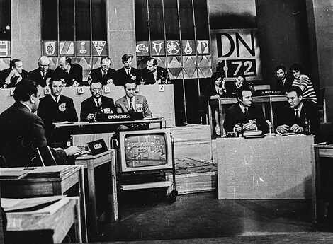 TV studijoje Rimvydas Kubilius (priekyje antras iš dešinės). Konkursas „DN-72“. 1972 m. 