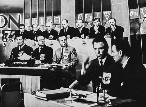 TV studijoje žurnalistas Rimvydas Kubilius (antras iš dešinės). Konkursas „DN-72“. 1972 m. 