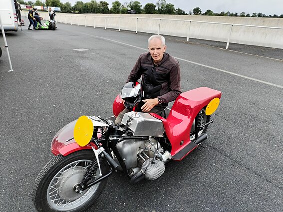 V. Petrauskas su senu motociklu La Šatre (Prancūzija) V. Petrauskas su senu motociklu La Šatre (Prancūzija)