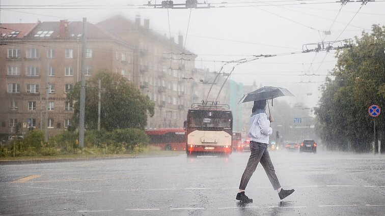 Lietinga liepa: krituliai kol kas nesitrauks, bet į Lietuvą pamažu plūsta šiltesni orai