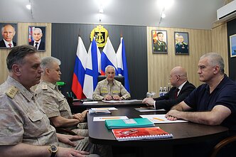 Министр обороны России Андрей Белоусов (в центре) участвует во встрече в штабе Черноморского флота на оккупированном Крыму. Вместе с ним — командующий Черноморским флотом адмирал Сергей Пинчук (второй слева), губернатор Севастополя Михаил Развожаев (второй справа) и назначенный Россией глава Крыма Сергей Аксенов (справа). 3 июля 2026 года.