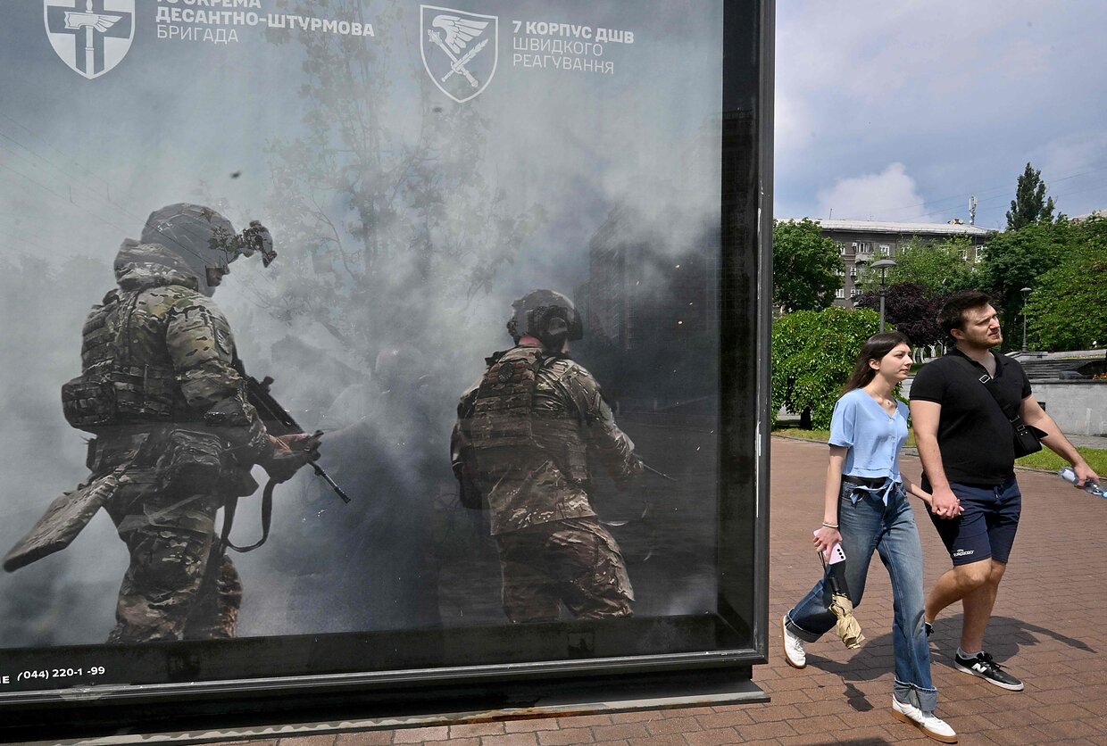 Plakatas, reklamuojantis šaukimą į kariuomenę Ukrainoje. Asociatyvi nuotr. Plakatas, reklamuojantis šaukimą į kariuomenę Ukrainoje. Asociatyvi nuotr.