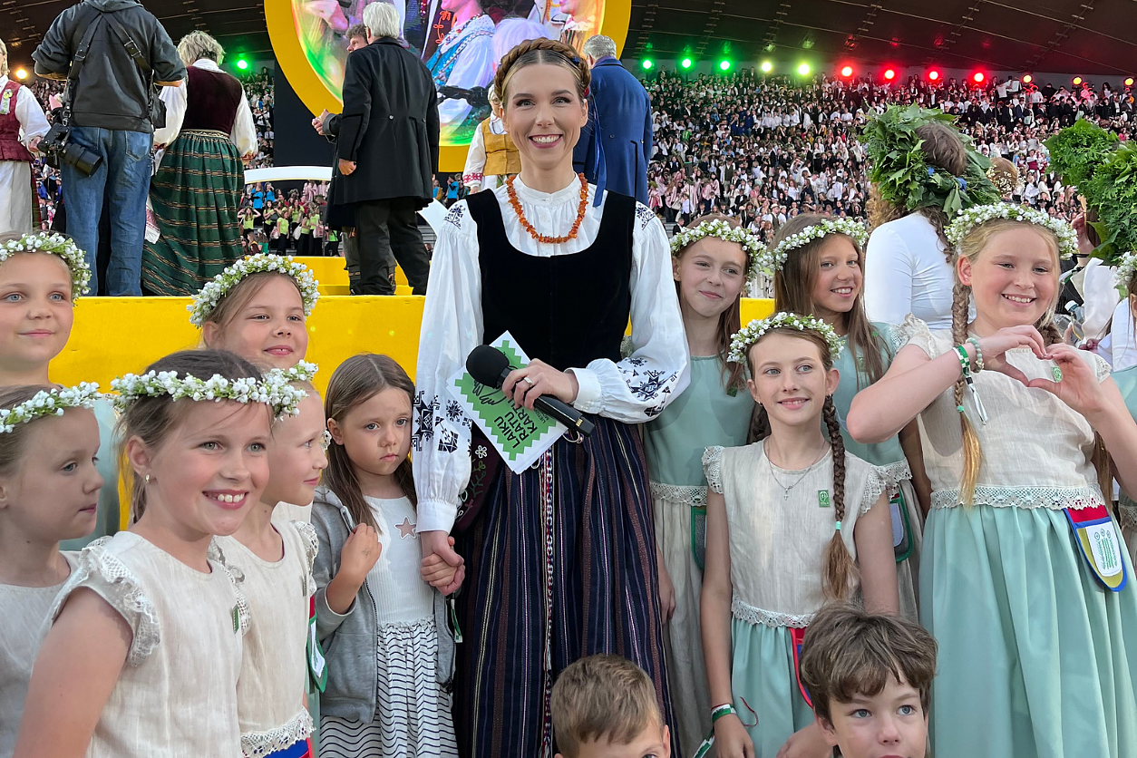 Aistė Plaipaitė su dukra Elena Moksleivių dainų šventėje. Aistė Plaipaitė su dukra Elena Moksleivių dainų šventėje.