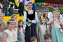 Aistė Plaipaitė su dukra Elena Moksleivių dainų šventėje.