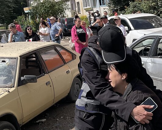 Policijos psichologė guodžia mamą, išgyvenančią dėl vaikų, buvusių raketos sugriauto namo bute Policijos psichologė guodžia mamą, išgyvenančią dėl vaikų, buvusių raketos sugriauto namo bute