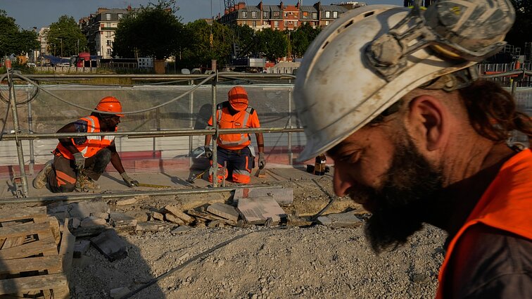 Dalyje Europos tęsiantis kaitrai – raginimai įstatymu saugoti dirbančiuosius per karščius