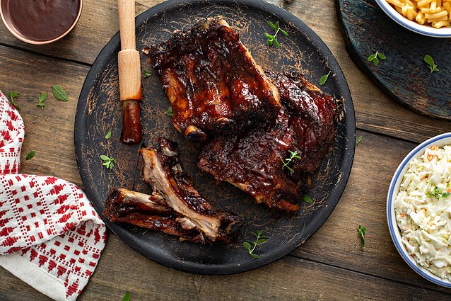 Medaus barbekiu šonkauliukai su saldžia glazūra Medaus barbekiu šonkauliukai su saldžia glazūra