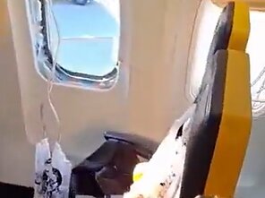 Graikijoje „Ryanair“ skrydžio metu pro išdužusį langą teko gelbėti keleivį