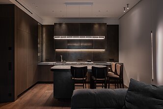 „Man cave“ stilistikos įkvėptas interjeras vidutinio amžiaus vilniečiui