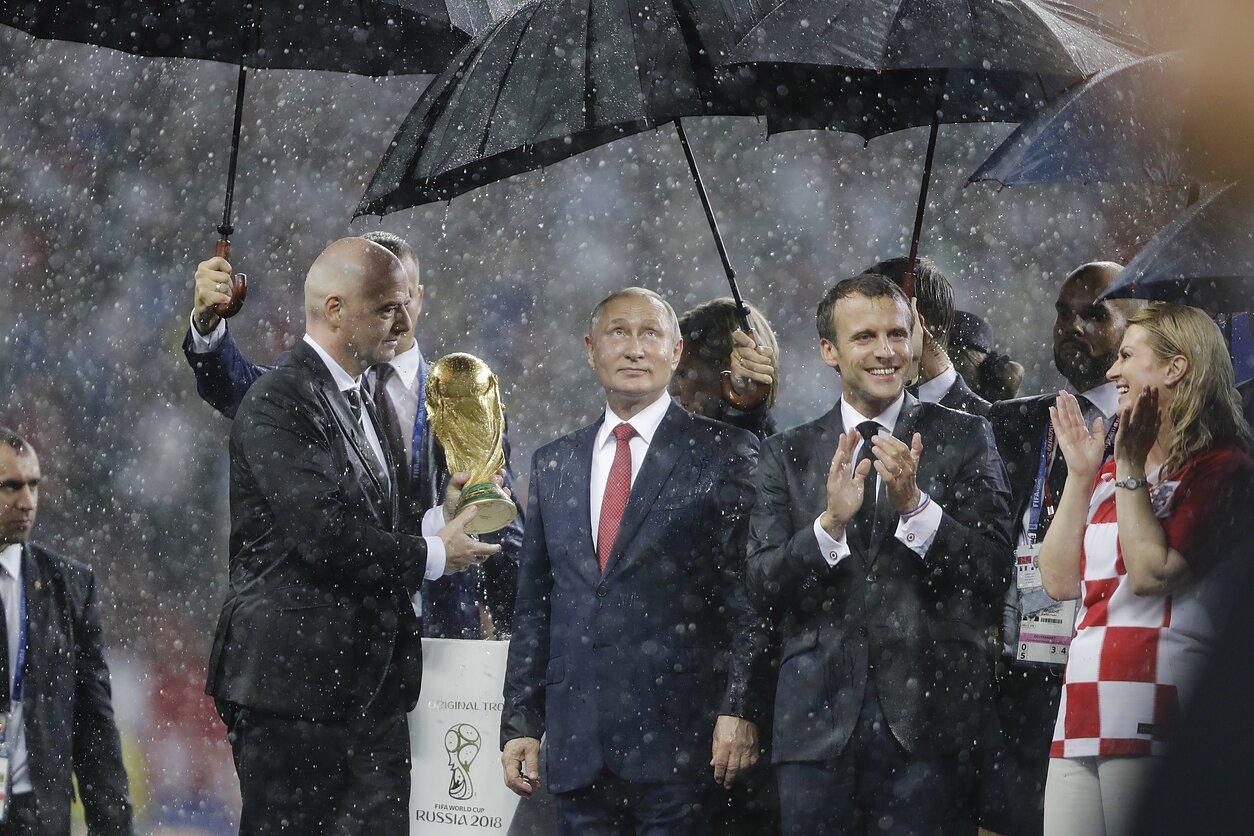 Gianni Infantino ir Vladimiras Putinas (2018 m.) Gianni Infantino ir Vladimiras Putinas (2018 m.)