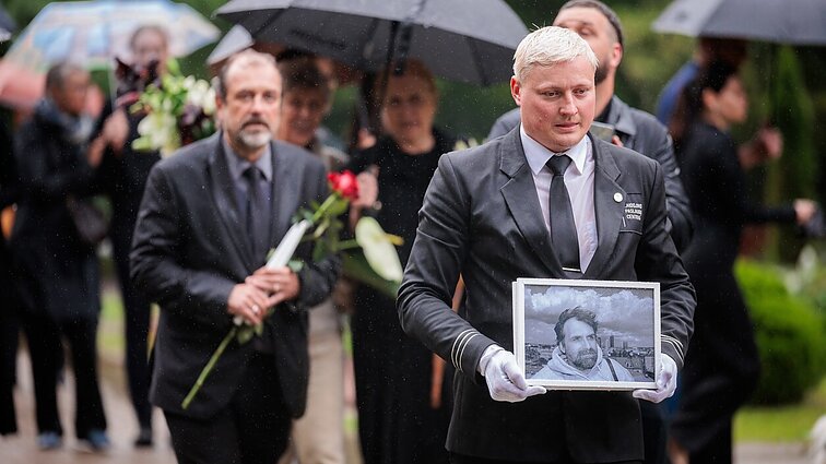 „Vienas nuostabiausių žiedų mūsų poezijos puokštėje“: Vilniuje atsisveikinta su Aidu Marčėnu