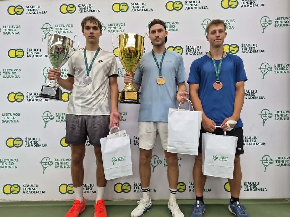 Lietuvos teniso čempionato trofėjus ir teniso kortas