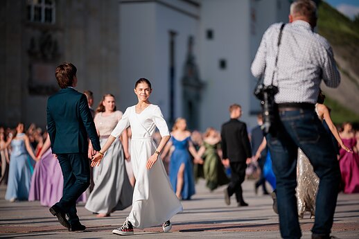 Vilniaus širdyje polonezą šoko lenkų abiturientai