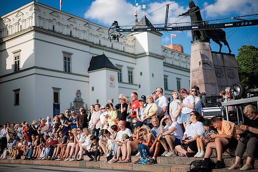 Vilniaus širdyje polonezą šoko lenkų abiturientai