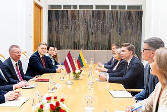 Premjeras Mindaugas Sinkevičius trečiadienį su šalyje viešinčiu Latvijos prezidentu Edgaru Rinkevičiumi aptarė regiono saugumo stiprinimą, dvišalio bendradarbiavimo plėtrą bei strateginius projektus