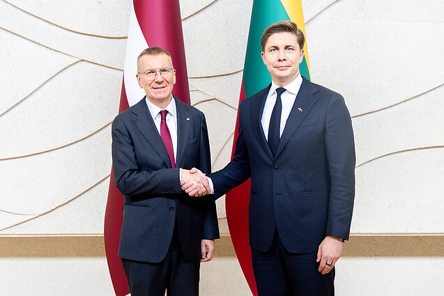 Premjeras Mindaugas Sinkevičius trečiadienį su šalyje viešinčiu Latvijos prezidentu Edgaru Rinkevičiumi aptarė regiono saugumo stiprinimą, dvišalio bendradarbiavimo plėtrą bei strateginius projektus