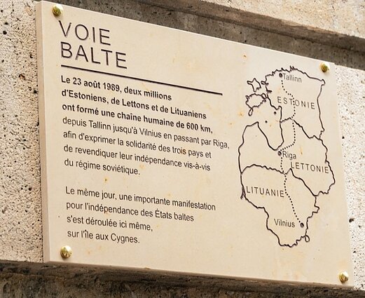 Paryžiuje atidengta Baltijos keliui skirta atminimo lentelė Paryžiuje atidengta Baltijos keliui skirta atminimo lentelė