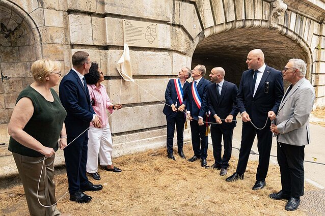 Paryžiuje atidengta Baltijos keliui skirta atminimo lentelė Paryžiuje atidengta Baltijos keliui skirta atminimo lentelė