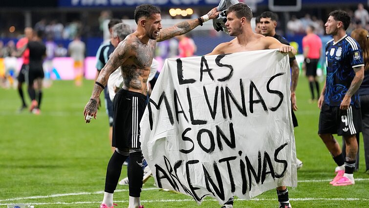 „Folklando salos – tai Argentina“: gresia tūkstantinė bauda dėl iškelto politinio plakato