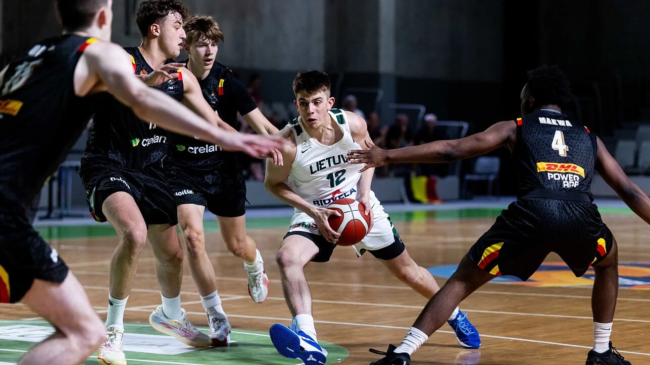 Lietuvos U20 vaikinų krepšinio rinktinės žaidėjai aikštėje po Europos čempionato rungtynių