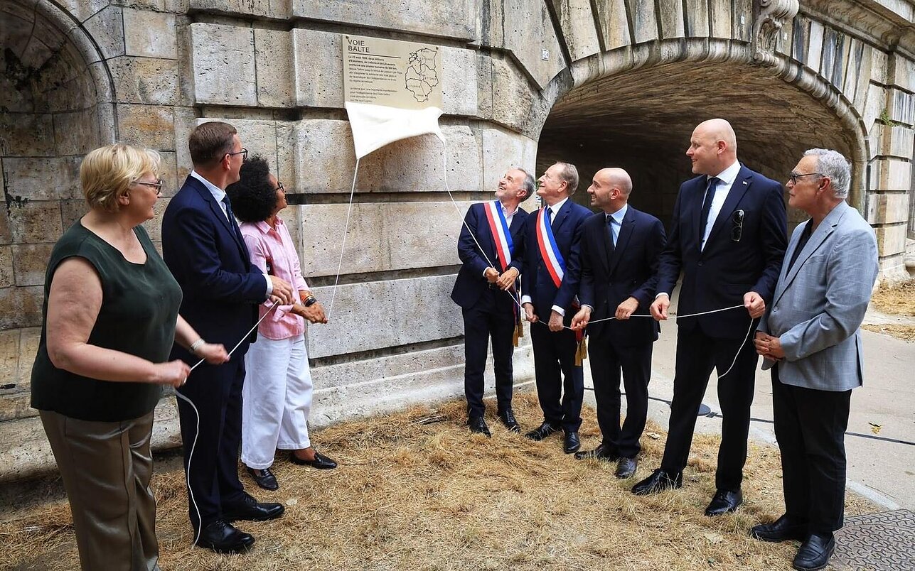 Baltic Way commemorative plaque unveiled in Paris